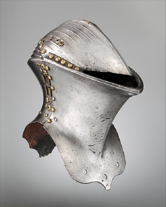 Stechhelm или шлем "Лягушачья пасть". Использовался конными рыцарями с 14-го по 17-й века. Шлем из музея Метрополитен, ок. 1500 г. Stechhelm или шлем "Лягушачья пасть". Использовался конными рыцарями с 14-го по 17-й века. Шлем из музея Метрополитен, ок. 1500 г.