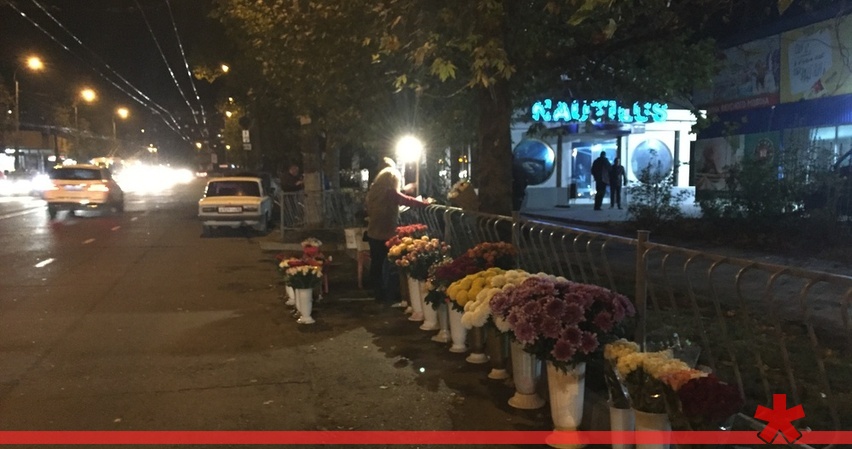 В Симферополе оштрафовали ночных торговцев букетами В Симферополе оштрафовали ночных торговцев букетами