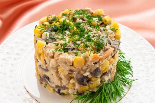 Салат с кукурузой, грибами и курицей Салат с кукурузой, грибами и курицей
