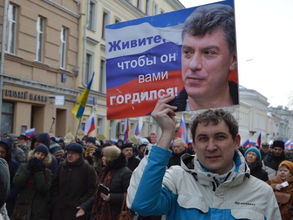 Удальцов возложил цветы к месту убийства Немцова Удальцов возложил цветы к месту убийства Немцова