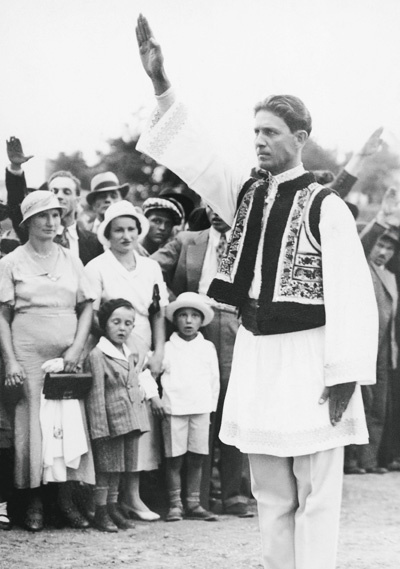 Румынец в национальном костюме приветствует коллег по партии. 1936 год