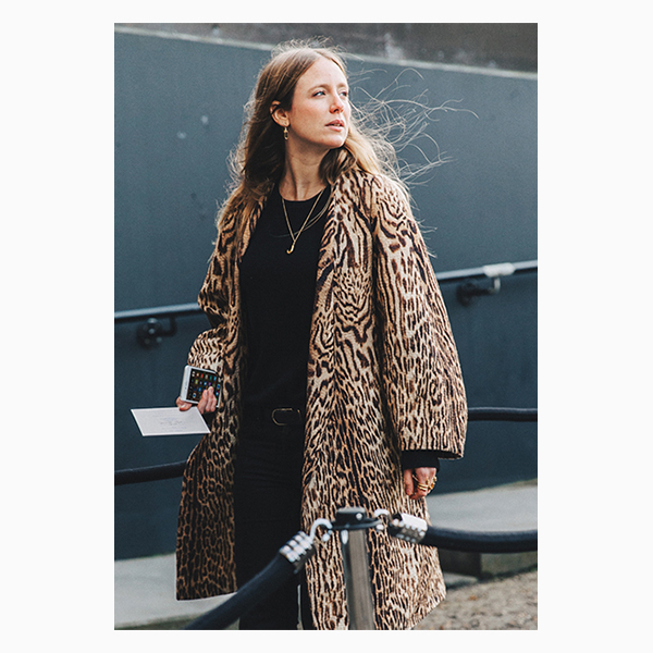 LFW London Fashion Week Fall 16 Street Style Collage Vintage Jennifer Neyt Chloe Coat Leopard Gucci Loafers  Как носить золото и <br> бриллианты в расслабленном <br> стиле