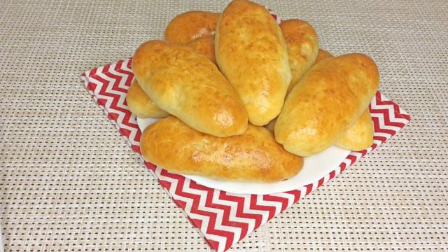 Фото к рецепту: Пирожки с картофелем и шампиньонами в духовке