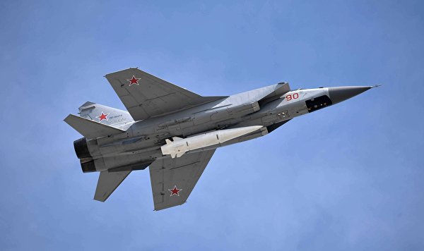 Многоцелевой истребитель МиГ-31 с гиперзвуковой ракетой "Кинжал" Многоцелевой истребитель МиГ-31 с гиперзвуковой ракетой "Кинжал"