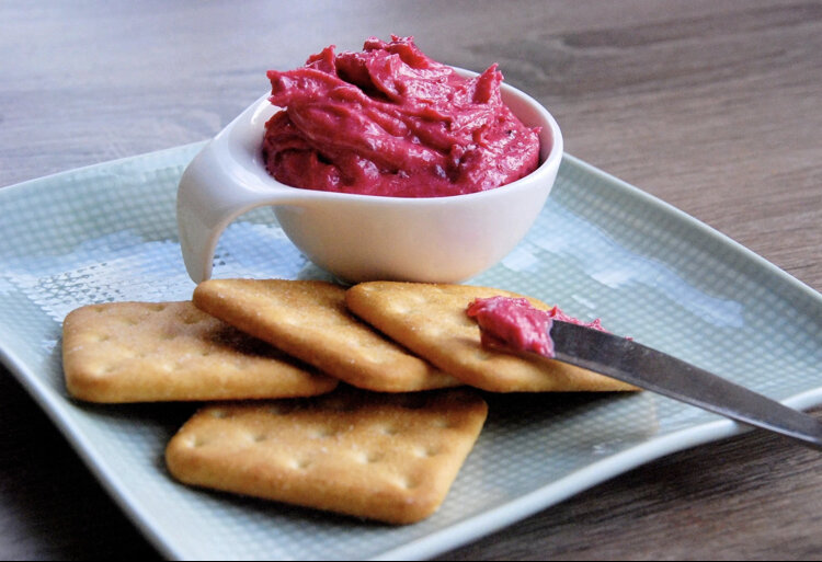 Это идеальный продукт к завтраку — яркий и очень вкусный. Бывает масло чесночное, зеленое, а я хочу предложить вот такое красивое — десертное.