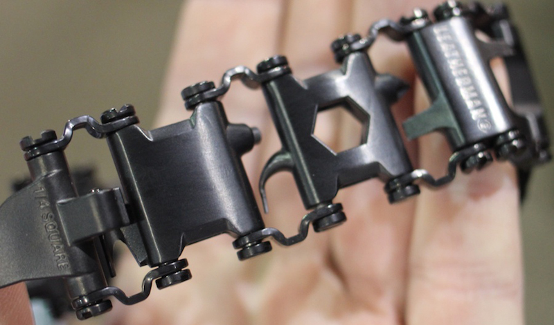 Leatherman Tread Эта простая на вид, стильная штуковина способна выручить из самых сложных ситуаций. Браслет состоит из взаимозаменяемых звеньев, разная компоновка которых позволяет создавать разные инструменты — от гаечного ключа до стеклобоя с карбидным наконечником.