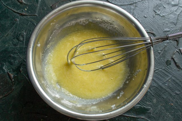Взбиваем желток с сахаром, добавляем ваниль.