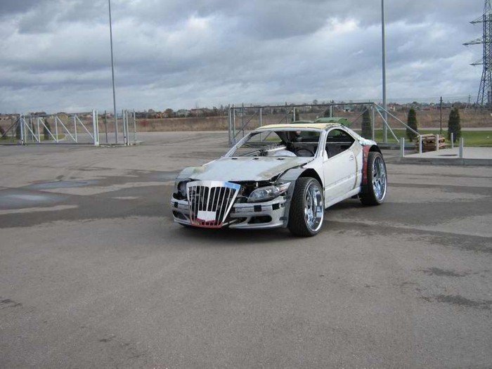 Старый Mercedes CLK, найденный на свалке.