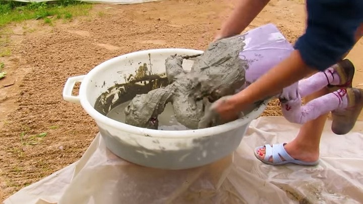 Крутая самоделка из старой детской одежды и цемента