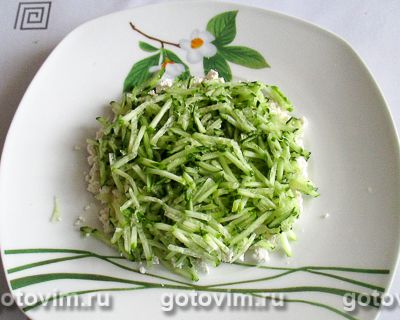 Слоеный салат с творогом, свежими овощами и грецкими орехами, Шаг 04
