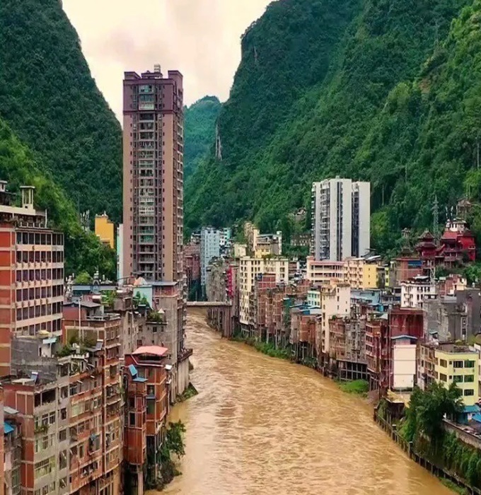 Глядя на фото можно даже не сомневаться, почему Яньцзинь считается самым узким городом мира (округ Чжаотун, Китай). | Фото: desprelume.ro.