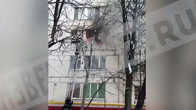 РЕН ТВ публикует видео серьезного пожара в квартире в Москве