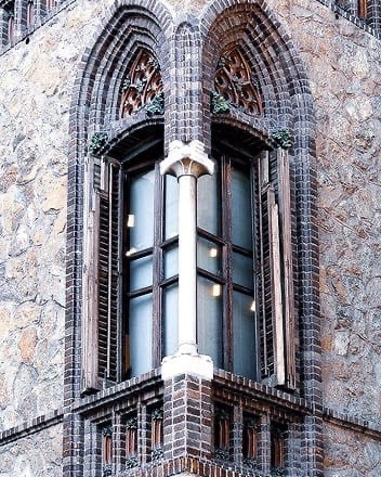 Угловые окна и балконы Испании