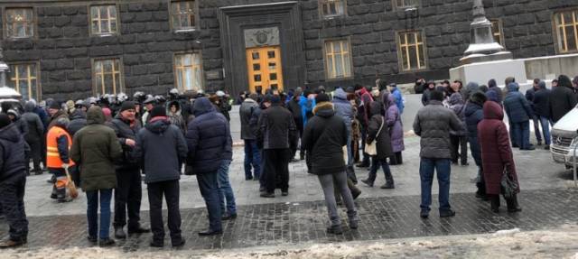 СМИ: В Киеве начались стычки между правоохранителями и протестующими