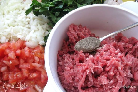 Сварить наваристый бульон. Мясо помыть, залить водой, добавить почищенный лук, морковь, лавровый лист, перец черный горошком. Довести до кипения на сильном огне, снять пену, убавить огонь до минимума и варить 2 часа. Лук измельчить, помидор порезать на кусочки.Приготовить фарш: мясо прокрутить через мясорубку. Сварить наваристый бульон. Мясо помыть, залить водой, добавить почищенный лук, морковь, лавровый лист, перец черный горошком. Довести до кипения на сильном огне, снять пену, убавить огонь до минимума и варить 2 часа. Лук измельчить, помидор порезать на кусочки.Приготовить фарш: мясо прокрутить через мясорубку.