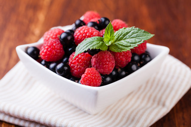 Любые ягоды наполнены антиоксидантами, которые защищают клетки организма от разрушения и благотворно влияют на мозг