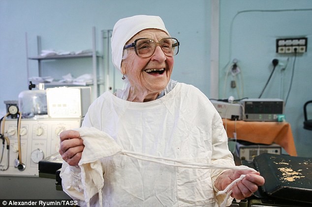 В 90 лет  Алла Ильинична Левушкина  оперирует четырех пациентов в день