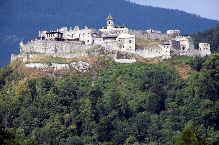 Замок Ландскрон, Австрия. Построен в 1028 году. Старые замки, которые сохранились до наших дней