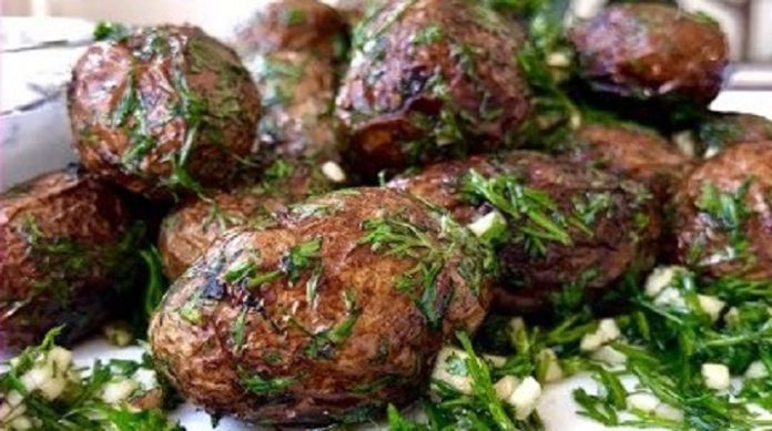 Замечательный молодой картофель по-деревенски