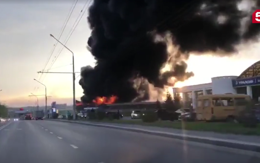 В кемеровском автосалоне потушили серьезный пожар