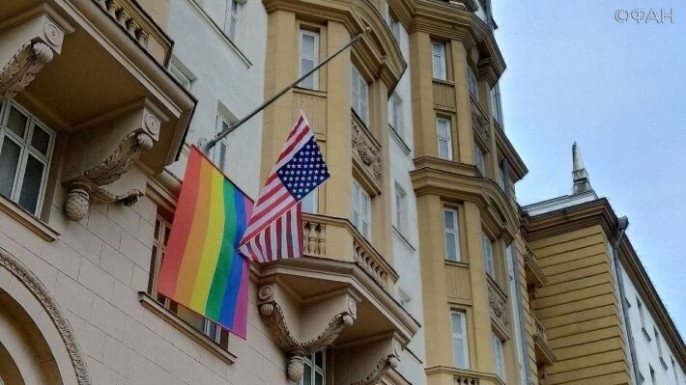 Как флаг США стал символом педерастов