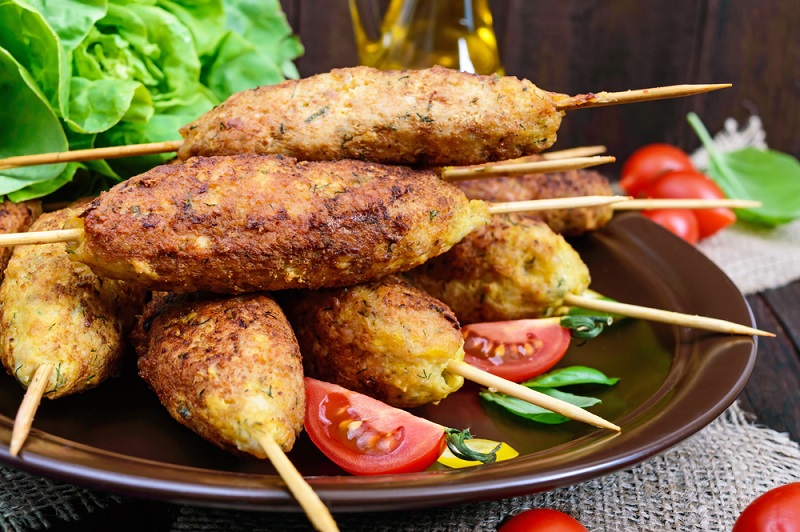 Потрясающее горячее блюдо к Новому году! Сочное мясо, хрустящее тесто, и всё это на деревянной шпажке… Потрясающее горячее блюдо к Новому году! Сочное мясо, хрустящее тесто, и всё это на деревянной шпажке…