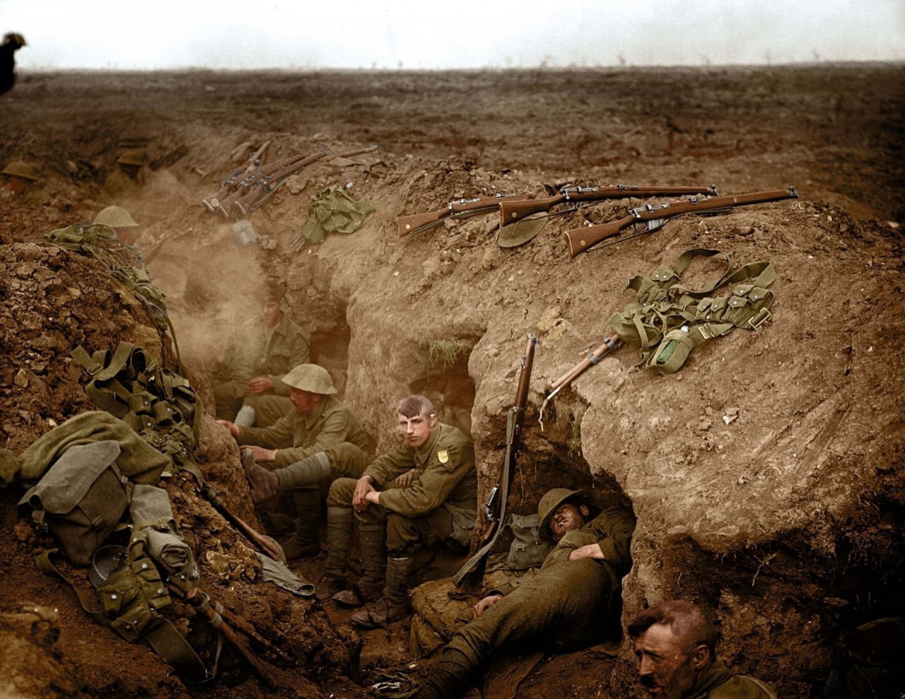 Валлийские гвардейцы в резервной траншее, Гиймон, сентябрь 1916 г. архивное фото, колоризация, колоризация фотографий, колоризированные снимки, первая мировая, первая мировая война, фото войны