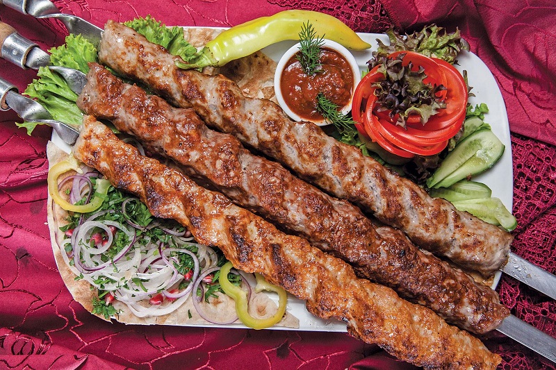 Потрясающее горячее блюдо к Новому году! Сочное мясо, хрустящее тесто, и всё это на деревянной шпажке… Потрясающее горячее блюдо к Новому году! Сочное мясо, хрустящее тесто, и всё это на деревянной шпажке…