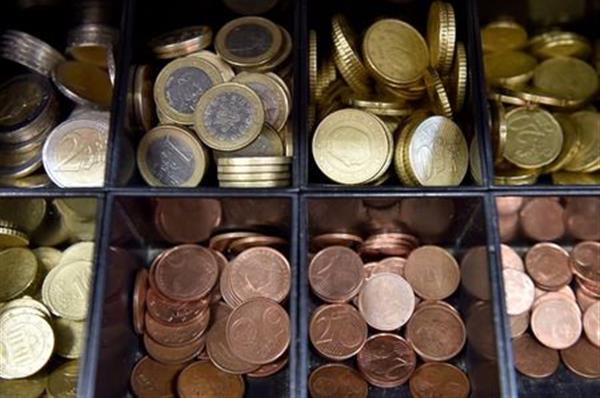 Euro coins are displayed in a shop in Brussels, Belgium November 14, 2017. REUTERS/Eric Vidal 