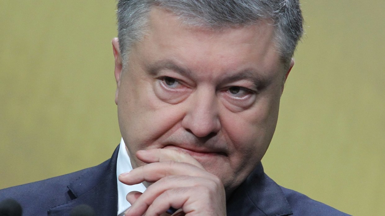 На Украине разразился скандал из-за фото священника на билборде Порошенко