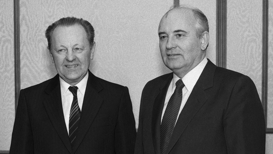 Милош Якеш и Михаил Горбачев во время встречи в Кремле, 1988 год