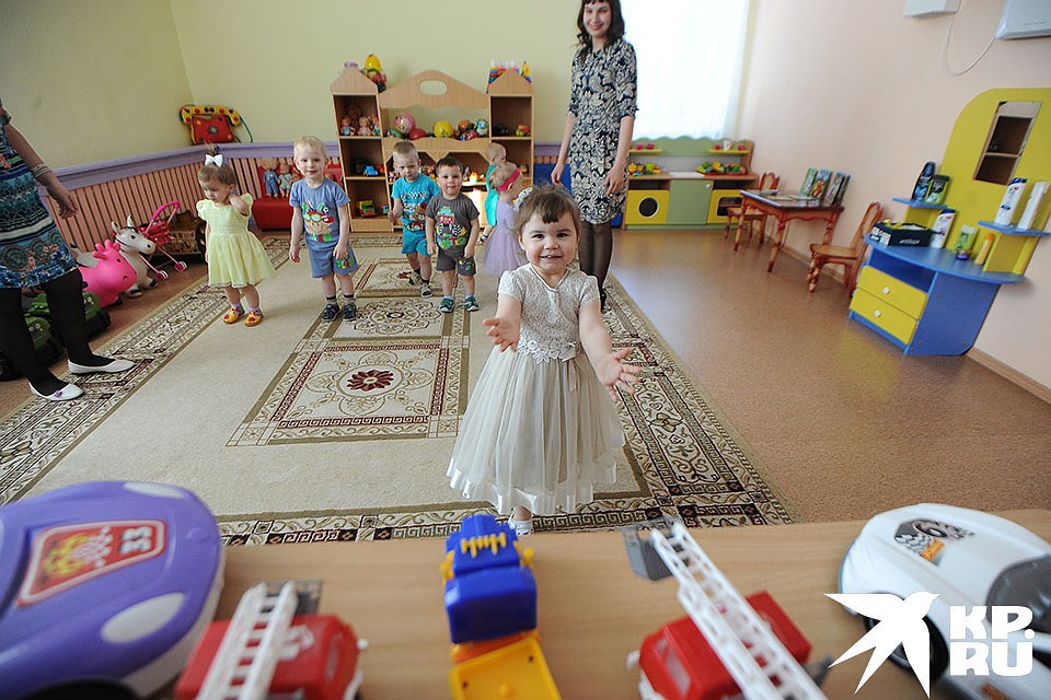 В детских домах оседают миллиарды, а до приемных семей доходят копейки