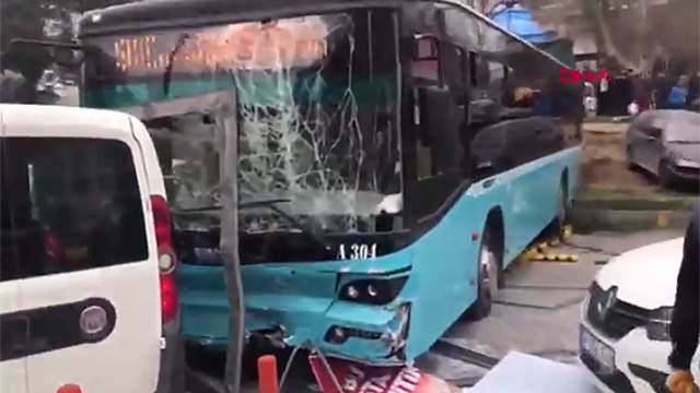Видео с места наезда автобуса на пешеходов в Стамбуле