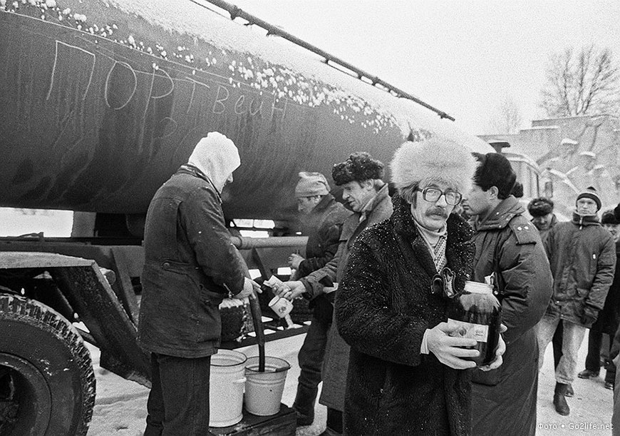 Хотите СССР-2? Тогда вам сюда - очереди, злобные серые лица, тусклая одежда, тощие куры История СССР в очередях
