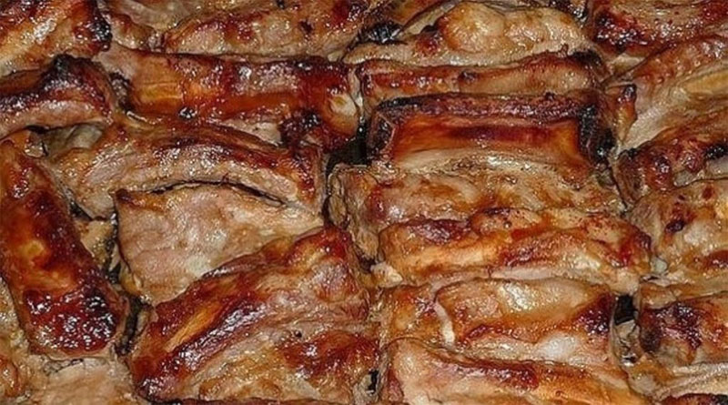 Румяные запеченные свиные ребрышки, маринованные в соусе Румяные запеченные свиные ребрышки, маринованные в соусе