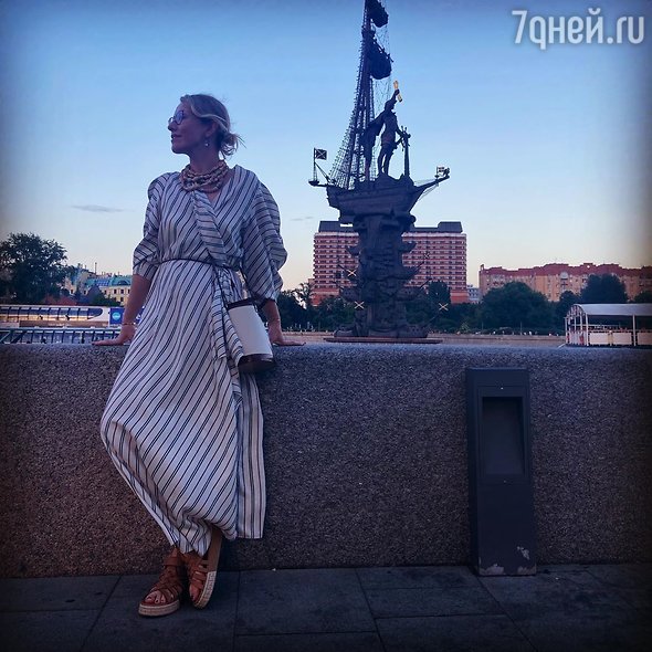 «Скоро мама»: Богомолов показал располневшую Ксению Собчак
