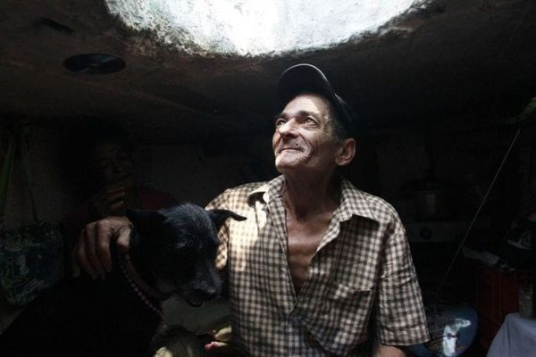 Пара 22 года жила в канализационном колодце. Пара 22 года жила в канализационном колодце.