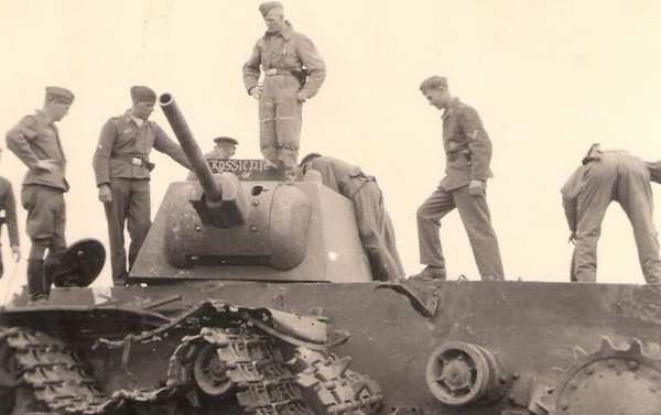 Экипаж советского танка двое суток вел бой в тылу врага в июне 1941.