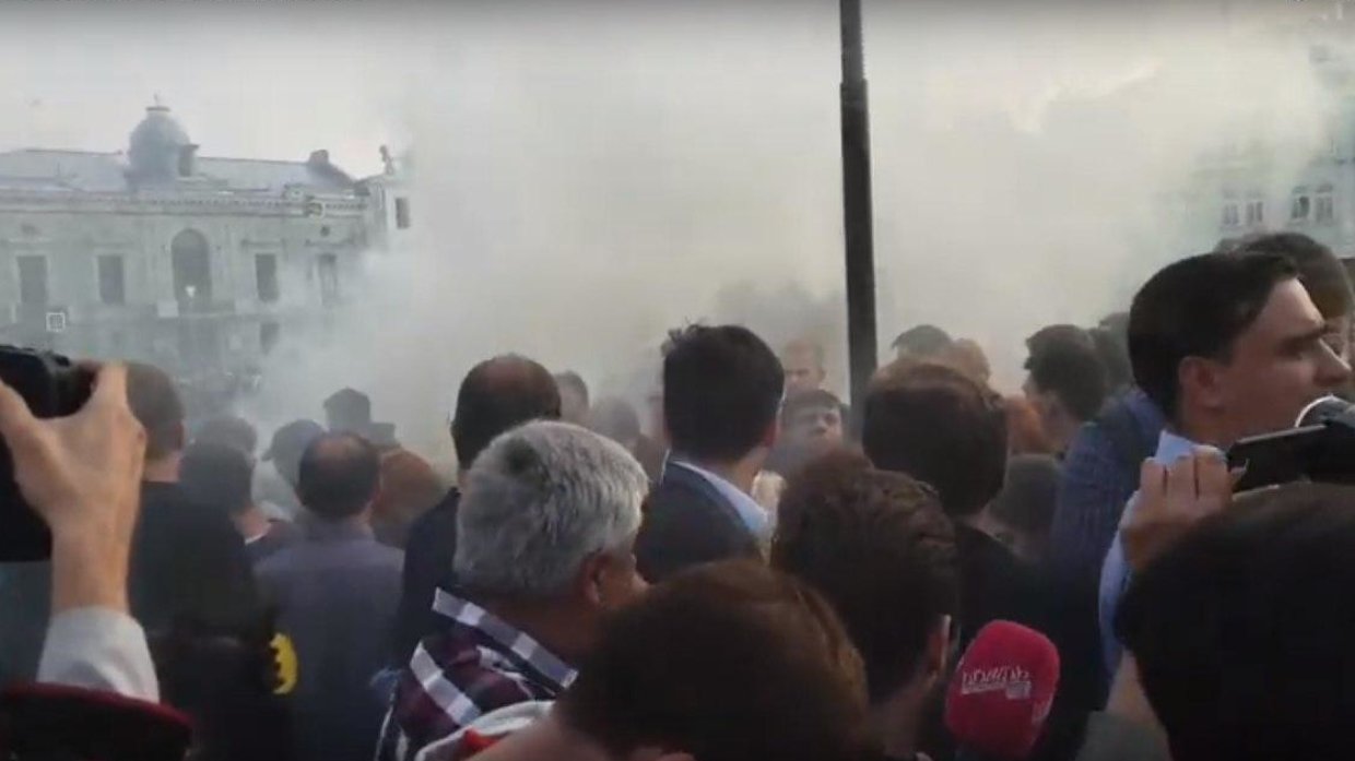 Провокаторы кинули в толпу дымовую шашку на акции в Москве