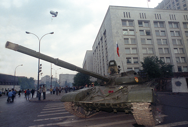 Военная техника у здания Верховного Совета РСФСР. Август 1991 года