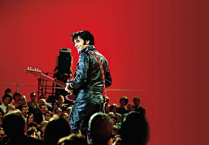 «Элвис - легенда»: редкие фотографии короля Элвиса Пресли, которые вошли в книгу к 40-летию смерти короля рок-н-ролла