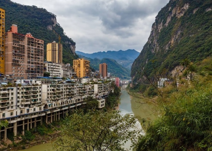 Местами ширина ущелья едва дотягивает до 30 метров, что практически полностью ограничивает строительство жилых домов (Yanjin, Китай). | Фото: euroweeklynews.com.