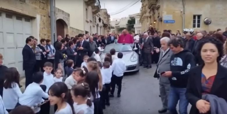 Странная традиция Мальты — автомобиль, запряженный детьми