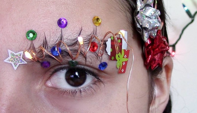 Люди превращают брови в «рождественские ёлки» и это новый праздничный тренд красоты