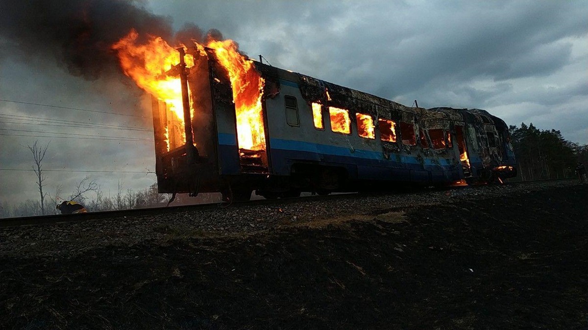 Пассажирский поезд загорелся на ходу на Украине (ФОТО)