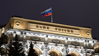 Флаг на здании Центрального банка России на Неглинной улице в Москве. Архивное фото Флаг на здании Центрального банка России на Неглинной улице в Москве. Архивное фото