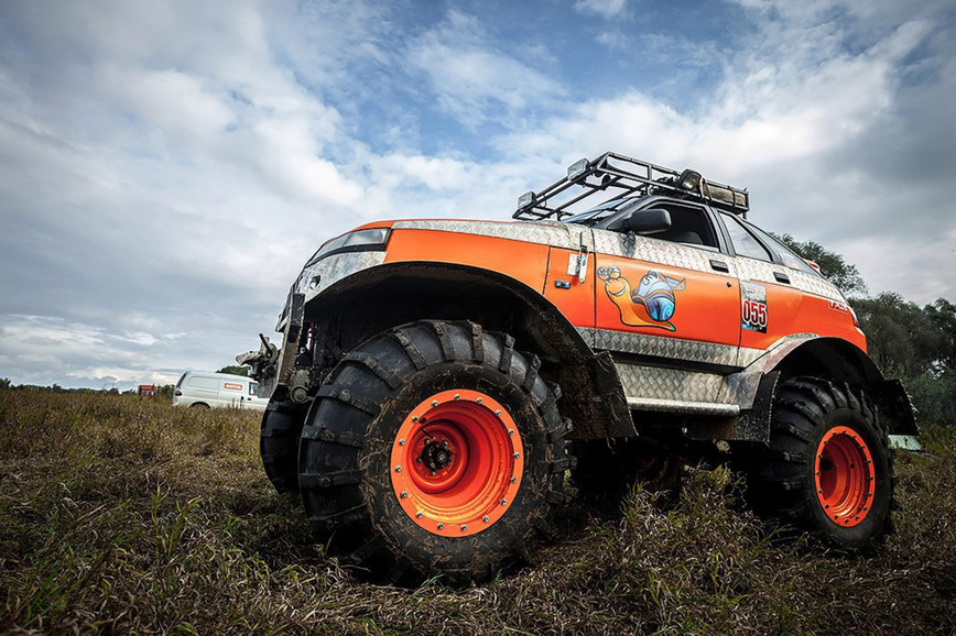 Чудо-юдо ВАЗ-2112 на огромных внедорожных колесах