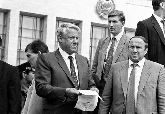 За что Ельцин уволил своего охранника Коржакова?