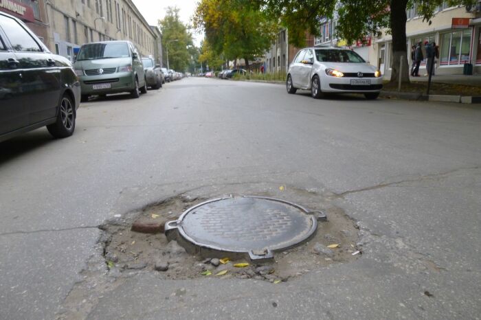 Наступать на крышку канализационного люка было категорически запрещено, так как можно было не только упасть внутрь и разбиться, но и притянуть на себя разные неприятности. /Фото: 4vsar.ru Наступать на крышку канализационного люка было категорически запрещено, так как можно было не только упасть внутрь и разбиться, но и притянуть на себя разные неприятности. /Фото: 4vsar.ru