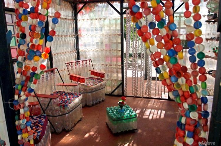 (090915) -- FOZ DO IGUACU, Sept. 15, 2009 (Xinhua) -- Photo taken on Sept. 13, 2009 shows the interior view of an eco-house near the Iguazu Falls along the border between Brazil and Argentina. The ecological house is made of plastic bottles, cans and other accessorial materials by an Argentine artist. (Xinhua/Martin Zabala) (lyx)